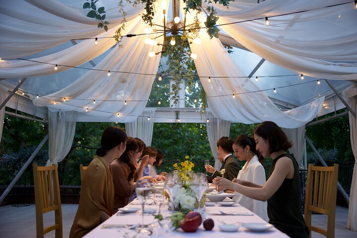 Create cherished memories with a beautifully arranged reception in Tokyo. Enjoy a delightful meal surrounded by stunning decor and the enchanting beauty of the city’s iconic venues.