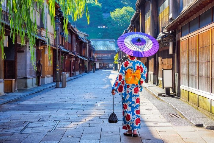 Private Half-Day Kanazawa Walking Tour and Historical Photo Spot - Photo 1 of 13