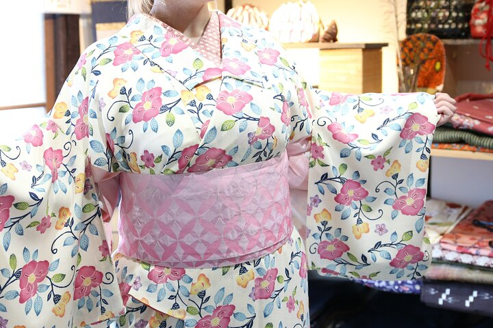 Private Kimono Photo Walk in Kurashiki Bikan Historical Quarter - Photo 1 of 25