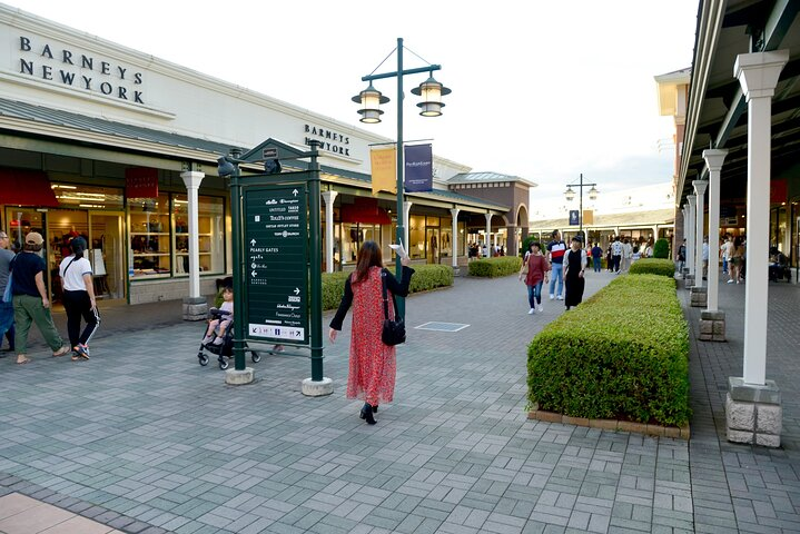 Discover a delightful mix of luxury boutiques and charming cafés at Gotemba Premium Outlets perfect for a leisurely shopping retreat just outside Tokyo. Unmatched deals await in a picturesque setting.