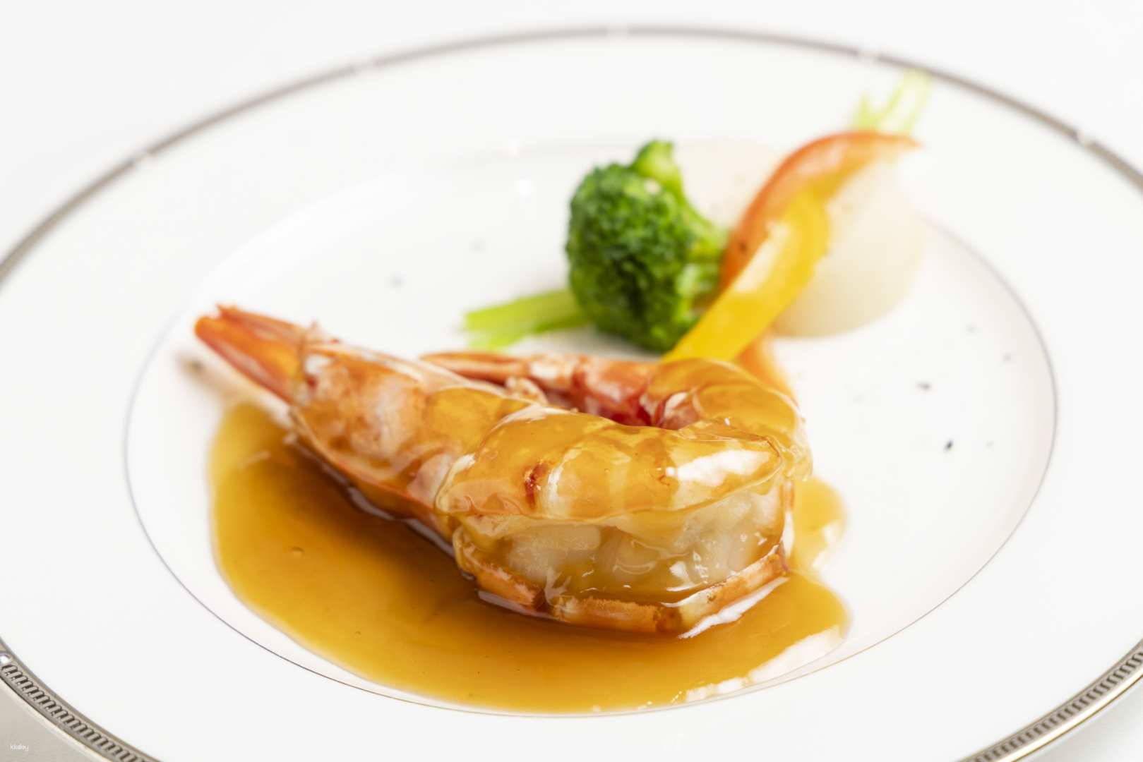 Experience a culinary journey with a delightful 16-course meal featuring exquisite flavors and a complimentary selection of Chinese tea perfect for an unforgettable dining adventure in Tokyo.