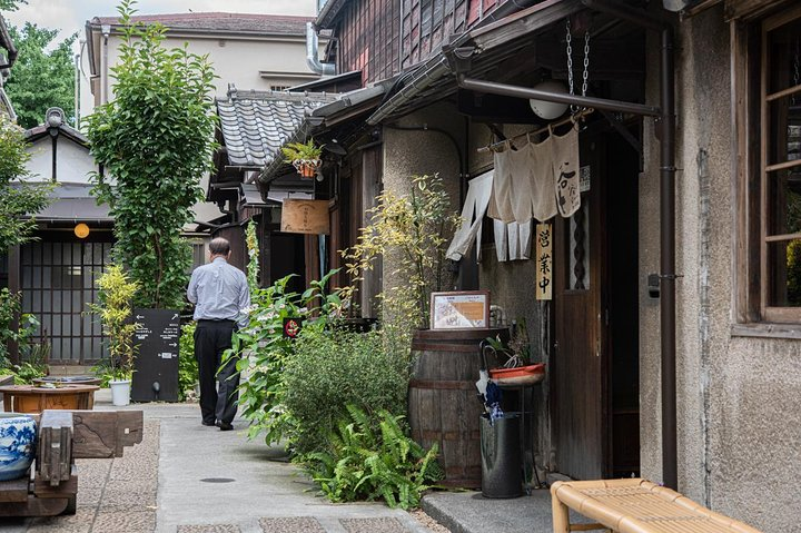 Explore the charming lanes of Yanaka where traditional eateries offer delicious Japanese bites and sips inviting you to dive into local culture and history amidst serene surroundings.