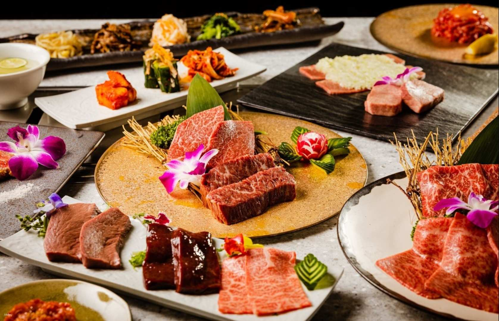 Savor A5 grade Kuroge Wagyu beef while enjoying stunning views of Tokyo Tower just a minute from Roppongi Station. A culinary experience that leaves a lasting impression.
