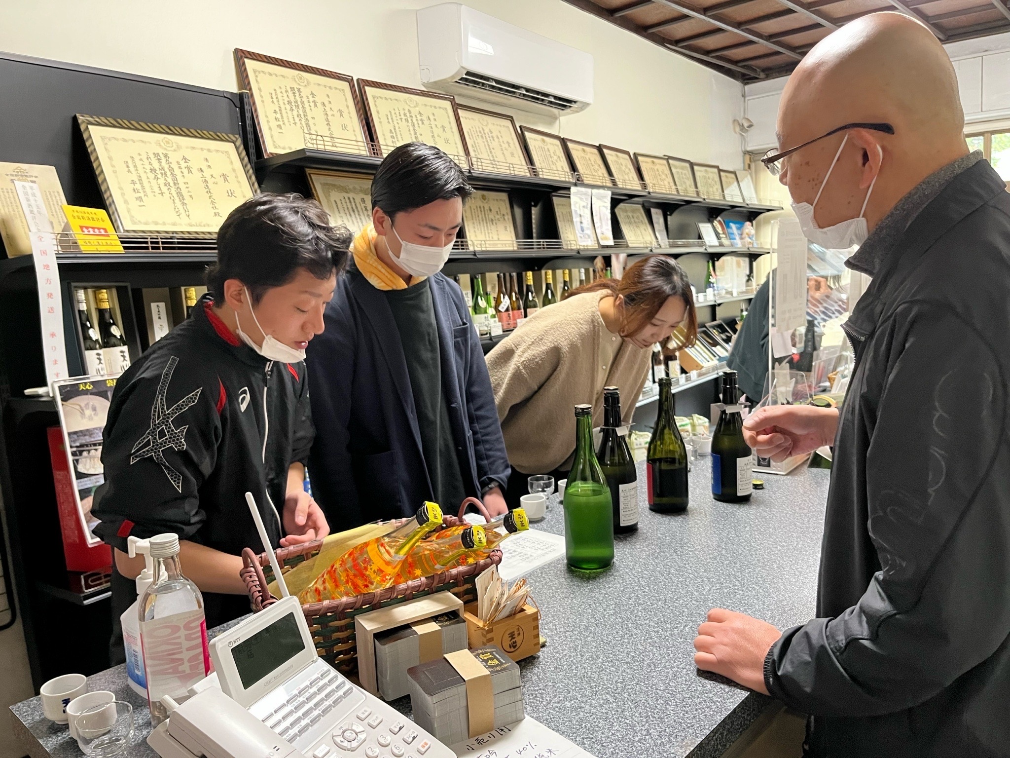 Engage in the art of sake making at Mizokami Shuzo where local craftsmanship meets history. Experience hands-on brewing while tasting the signature Tenshin nestled at the foot of Mt. Sarakura.