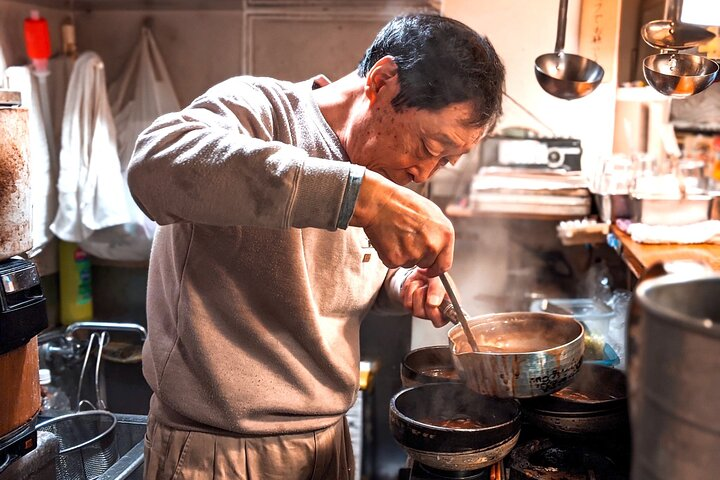 Experience the essence of Japanese culinary traditions as skilled chefs create mouthwatering dishes blending time-honored techniques with modern flavors throughout Tokyo’s bustling districts.