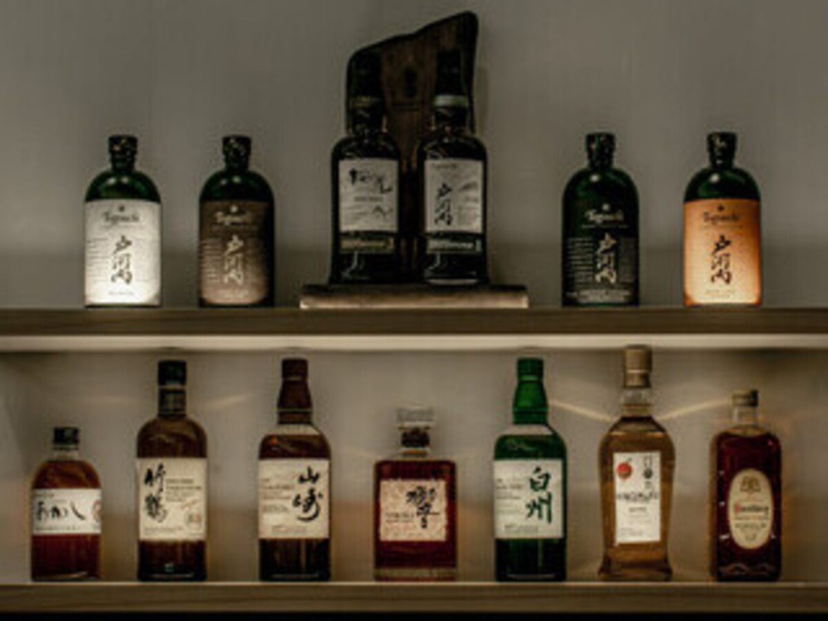 Immerse yourself in the exquisite world of Japanese whisky at this unique Osaka bar showcasing an impressive selection of premium highballs amidst a stylish backdrop. Discover local favorites and hidden gems.