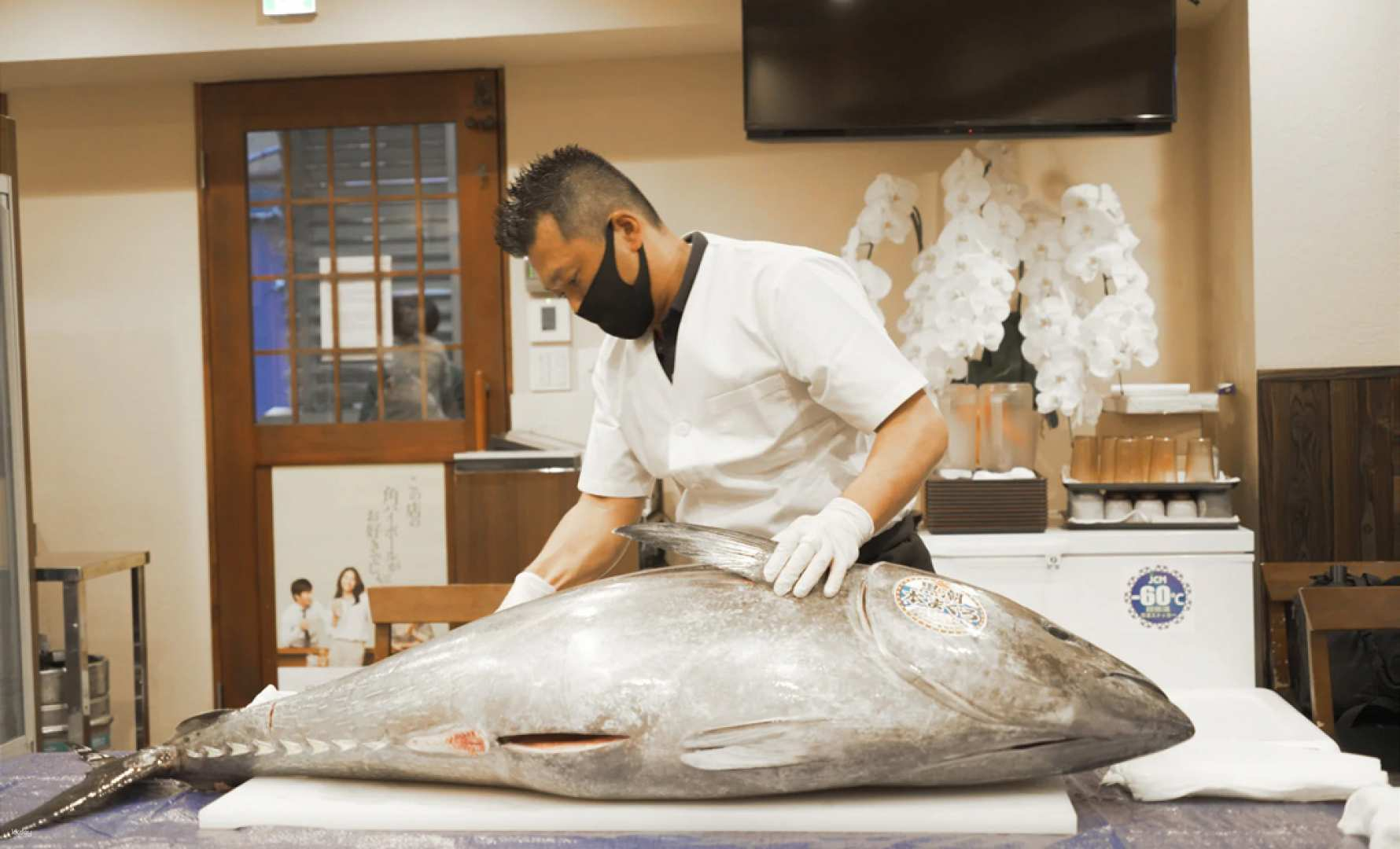 Experience the artistry of tuna slicing while savoring limitless fresh cuts and traditional sake creating a unique culinary adventure in the heart of Tokyo's Akihabara district.