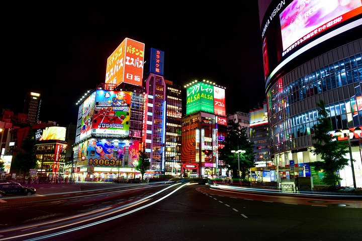 Explore Tokyo’s dazzling nightscape capturing stunning shots against a backdrop of neon lights and bustling streets perfect for mastering night photography in an unforgettable city.