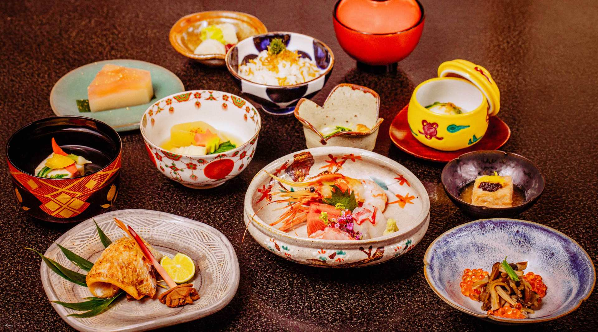 Savor a delightful array of seasonal Japanese dishes in a traditional setting showcasing the artistry and freshness of Akasaka Toya Uoshin’s long-established culinary heritage.