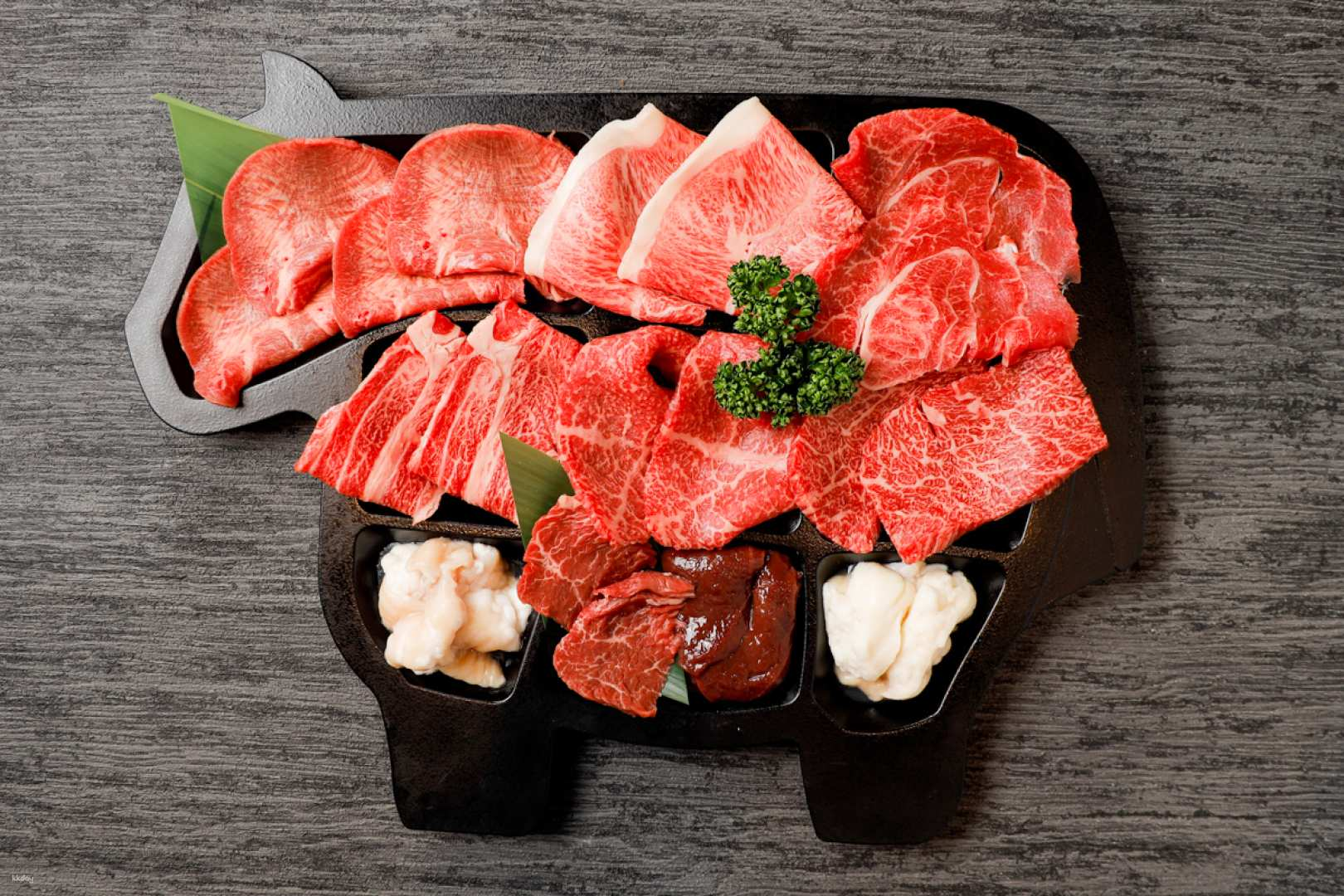 Indulge in A5-grade Kuroge Wagyu beef at Ore no Yakiniku just a short stroll from Shimbashi station. An unforgettable culinary experience awaits in the heart of Ginza.