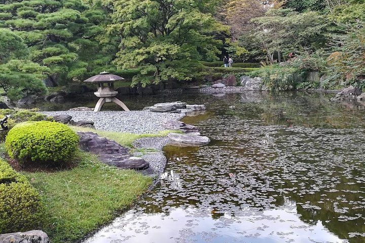 Experience the serene beauty of Kiyosumi Garden where thoughtfully arranged stones and tranquil waters invite moments of reflection amid lush greenery. A hidden gem in Tokyo's landscape.
