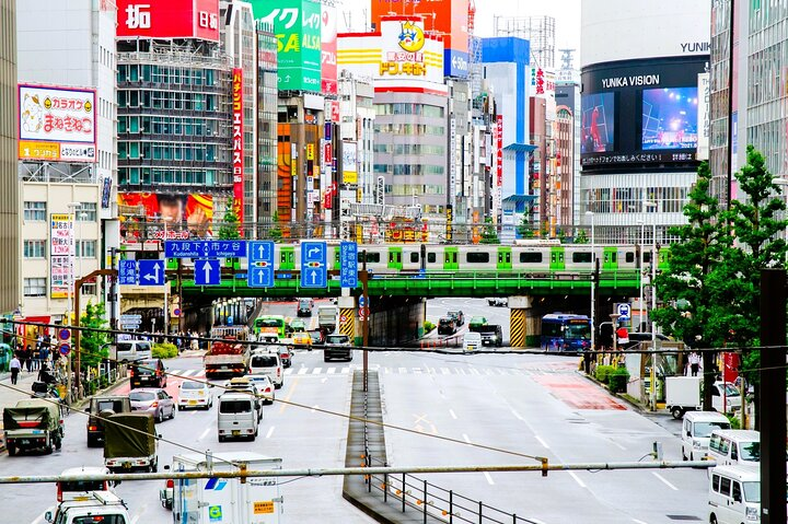 Experience the dynamic energy of Tokyo while savoring exquisite sake complemented by local delicacies. Explore the city’s rich food culture and enjoy tastings in its bustling streets.