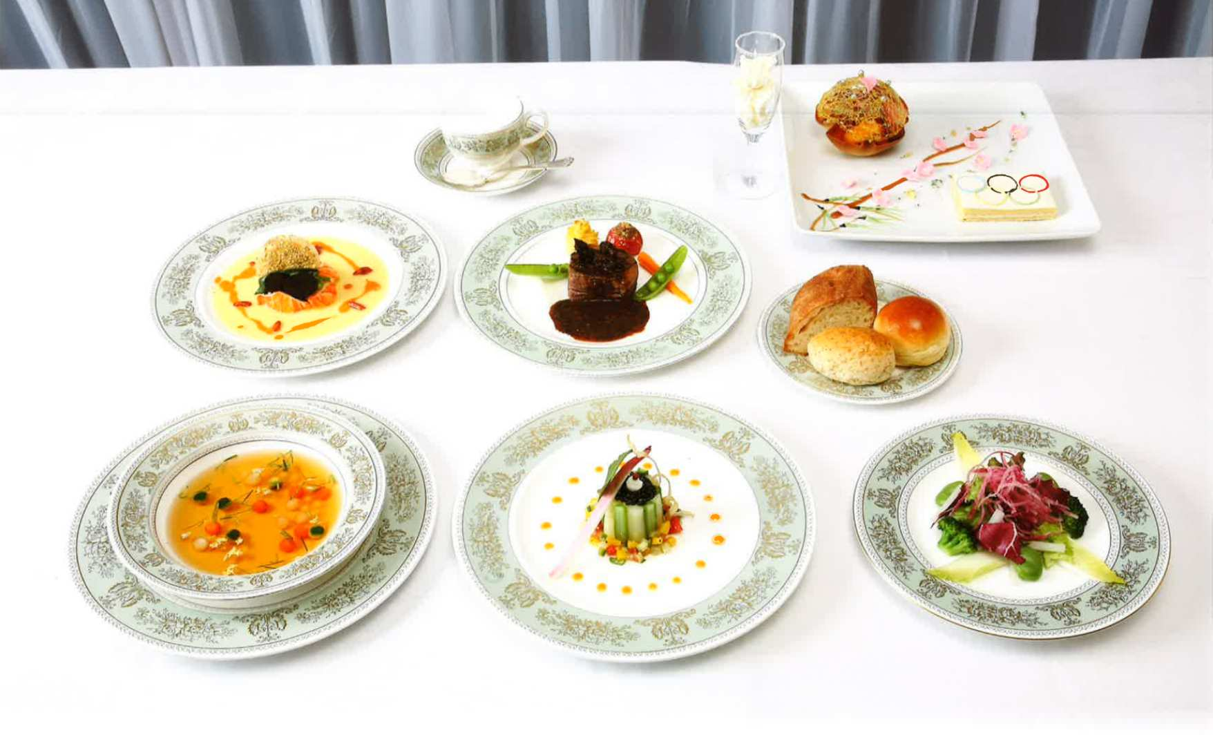 Savor exquisite flavors of Iki beef while enjoying a serene view of Hibiya Park’s changing seasons. Experience a taste of history with a state banquet-inspired menu in a delightful setting.