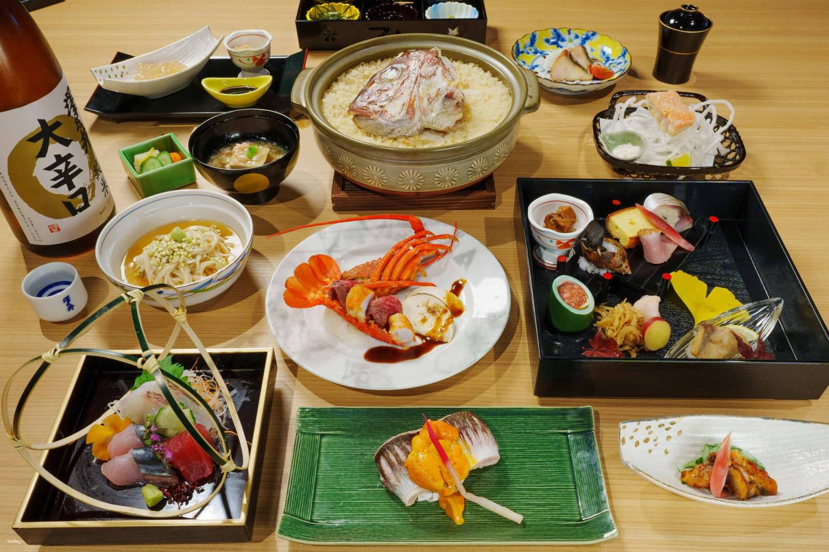 Immerse yourself in a luxurious dining experience featuring fresh seafood and premium Wagyu beef all set in a tastefully designed space inspired by Edo period elegance.