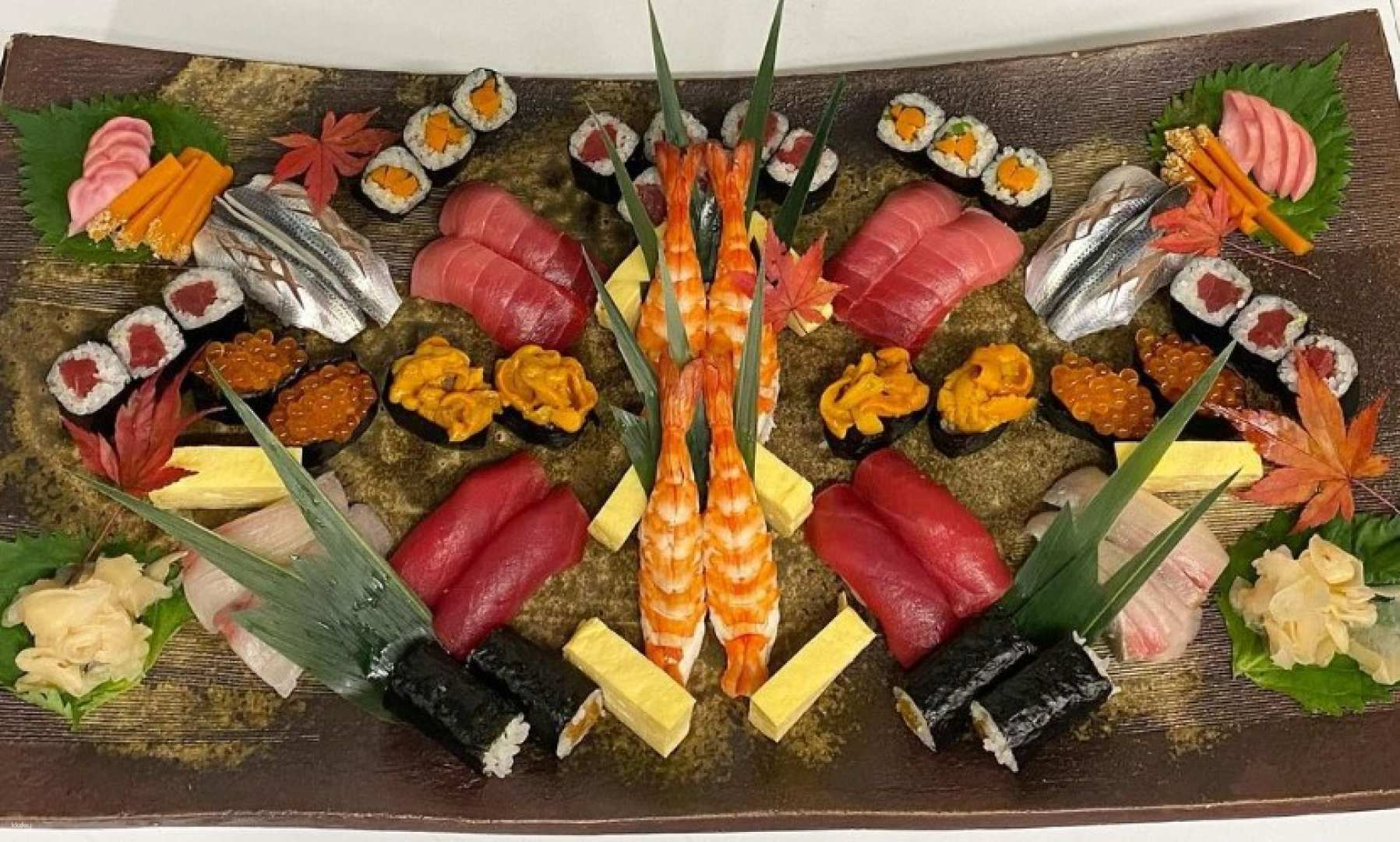 Indulge in exquisite Edomae sushi crafted with seasonal ingredients. A mere minute from Akasaka Station savor the art of sushi in a serene dining experience.