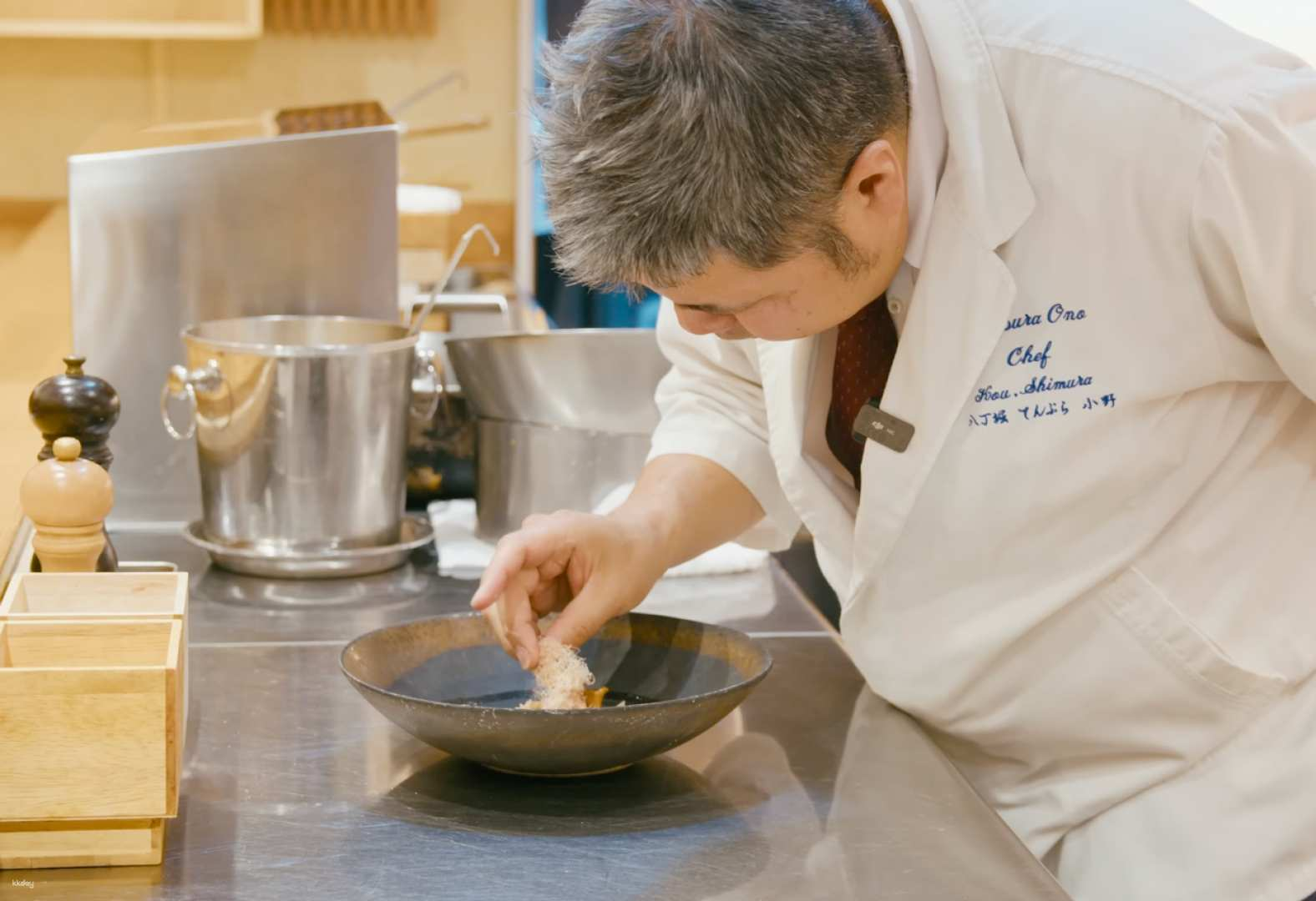 Delight in the artistry of Tempura Ono where selected ingredients meet a unique frying technique creating a sensory experience that showcases the chef's exceptional talent in Tokyo's culinary scene.