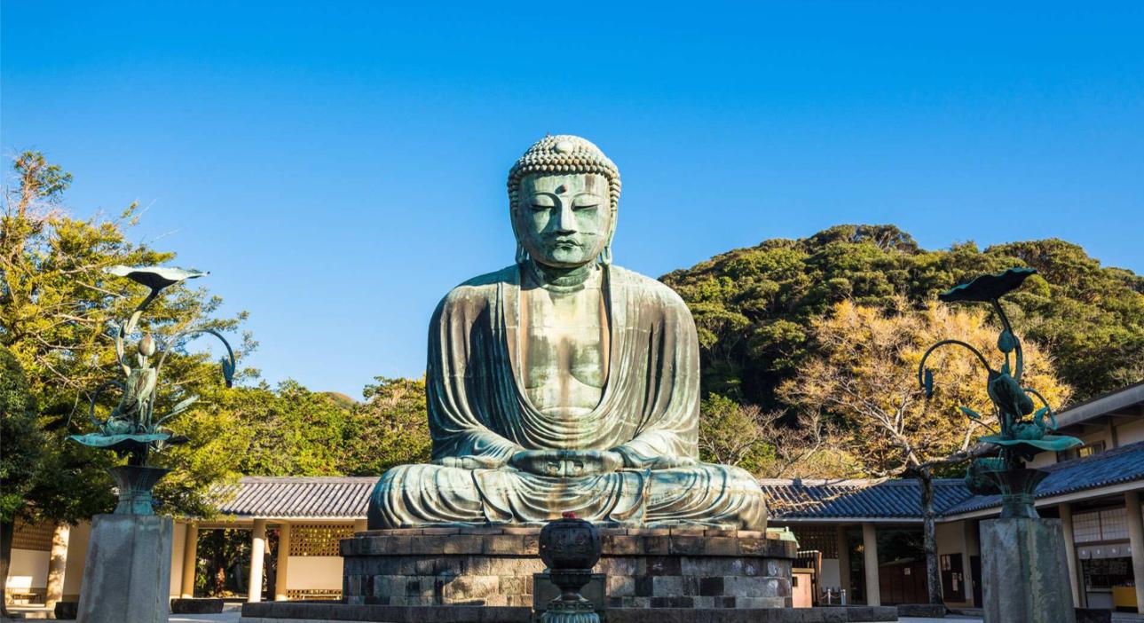 Experience the grandeur of the Kamakura Great Buddha an enduring icon that echoes centuries of Japanese history inviting reflection and appreciation amidst serene surroundings.