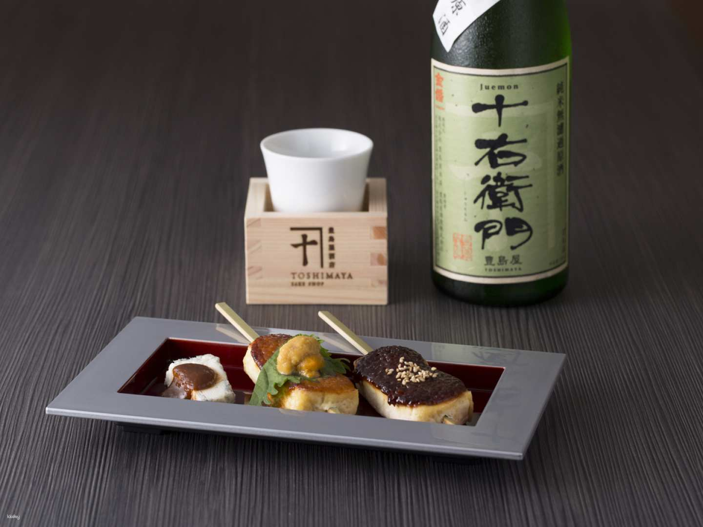 Dive into Tokyo's izakaya culture with seasonal snacks and fine wine all while enjoying the unique experience of standing drinking at Toshimaya Hotel. A true taste of tradition reimagined.