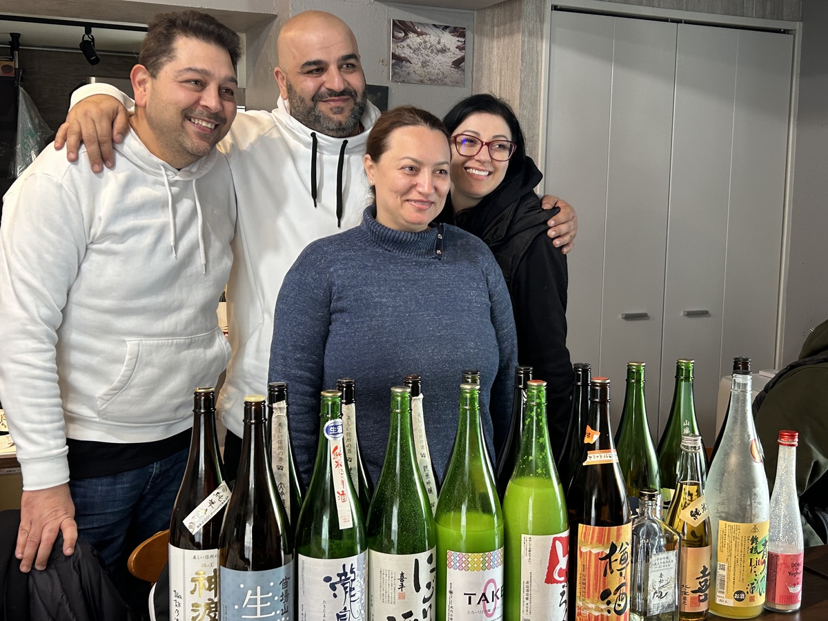 Immerse yourself in Tokyo's culinary delights as you savor diverse sake varieties and relish local delicacies all while sharing moments with fellow food enthusiasts in a welcoming environment.