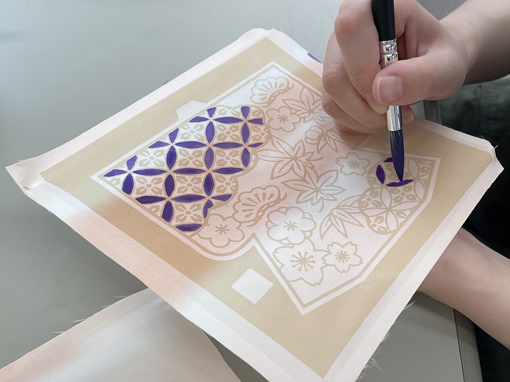 Visit the “Silk White Fabric Museum” and experience Yuzen gold painting - Photo 1 of 5