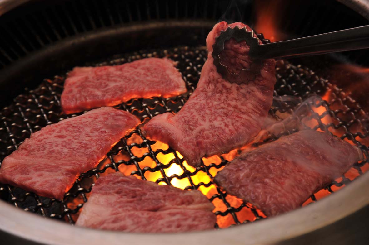 Savor the exquisite flavors of expertly grilled Japanese beef at Yakiniku Gyuta Honjin LINKS UMEDA. Enjoy a unique dining experience with every tender bite right in Osaka's culinary hub.