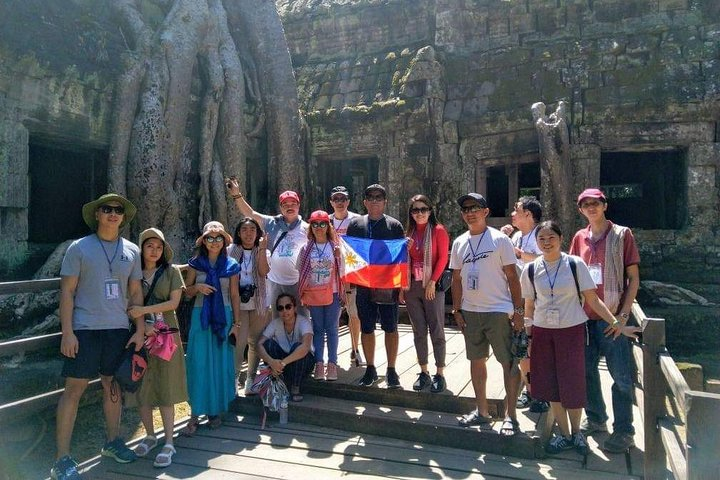Experience Angkor Wat’s majestic ruins and the stunning landscapes of Siem Reap with a guided small group tour. Discover ancient history and breathtaking views all in one day.