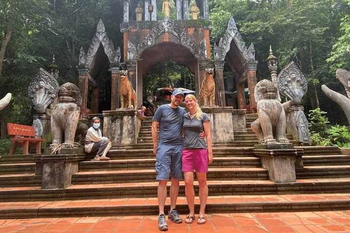 Take a memory photo in front of the buddish monestry