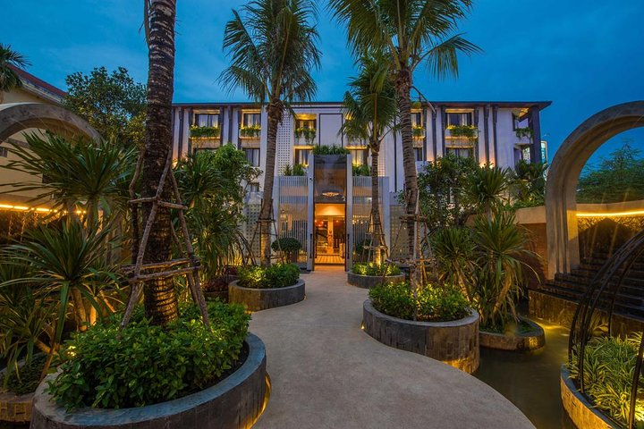 Experience tranquility amidst lush greenery as soothing lavender scents envelop you inviting relaxation with a refreshing scrub and indulgent massage in this serene retreat.