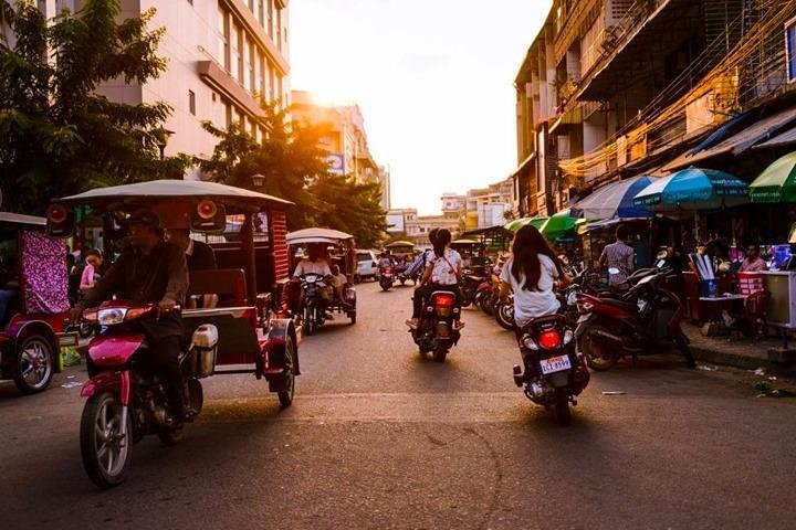 Half-Day Morning Market and Street Art Tour