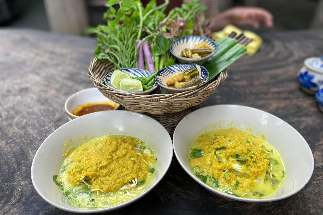 Phnom Penh: Guided Evening Vespa Food Tour + Transfer - Photo 1 of 7