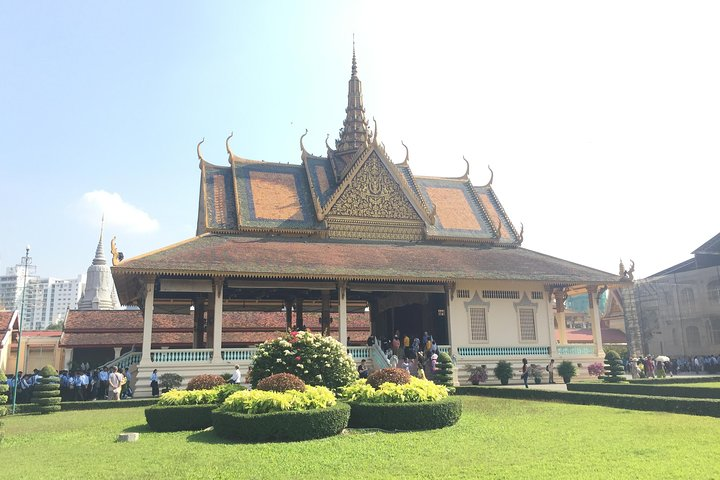  views in front of palace