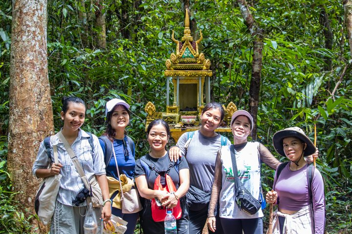 Jungle Hike to Kbal Spean -Holy River & Banteay Srei Private Tour - Photo 1 of 21