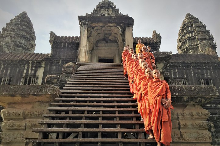 Lucky scenic view Buddhist monks !