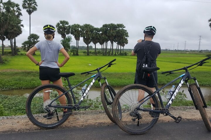 Short cycling tour through Countryside