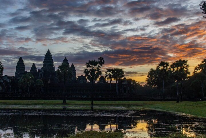 Beautiful sunrise in front the pond.