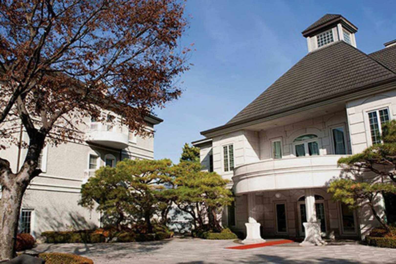 Book a one-day sightseeing tour to see the filming locations of