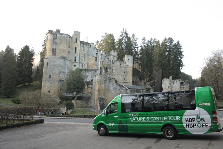 Cabrio-bus in front of Beaufort Castle