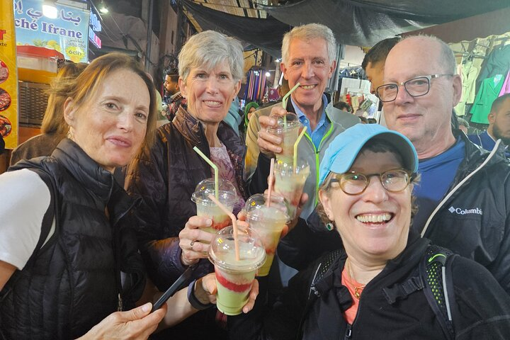 Travellers enjoying fresh jus