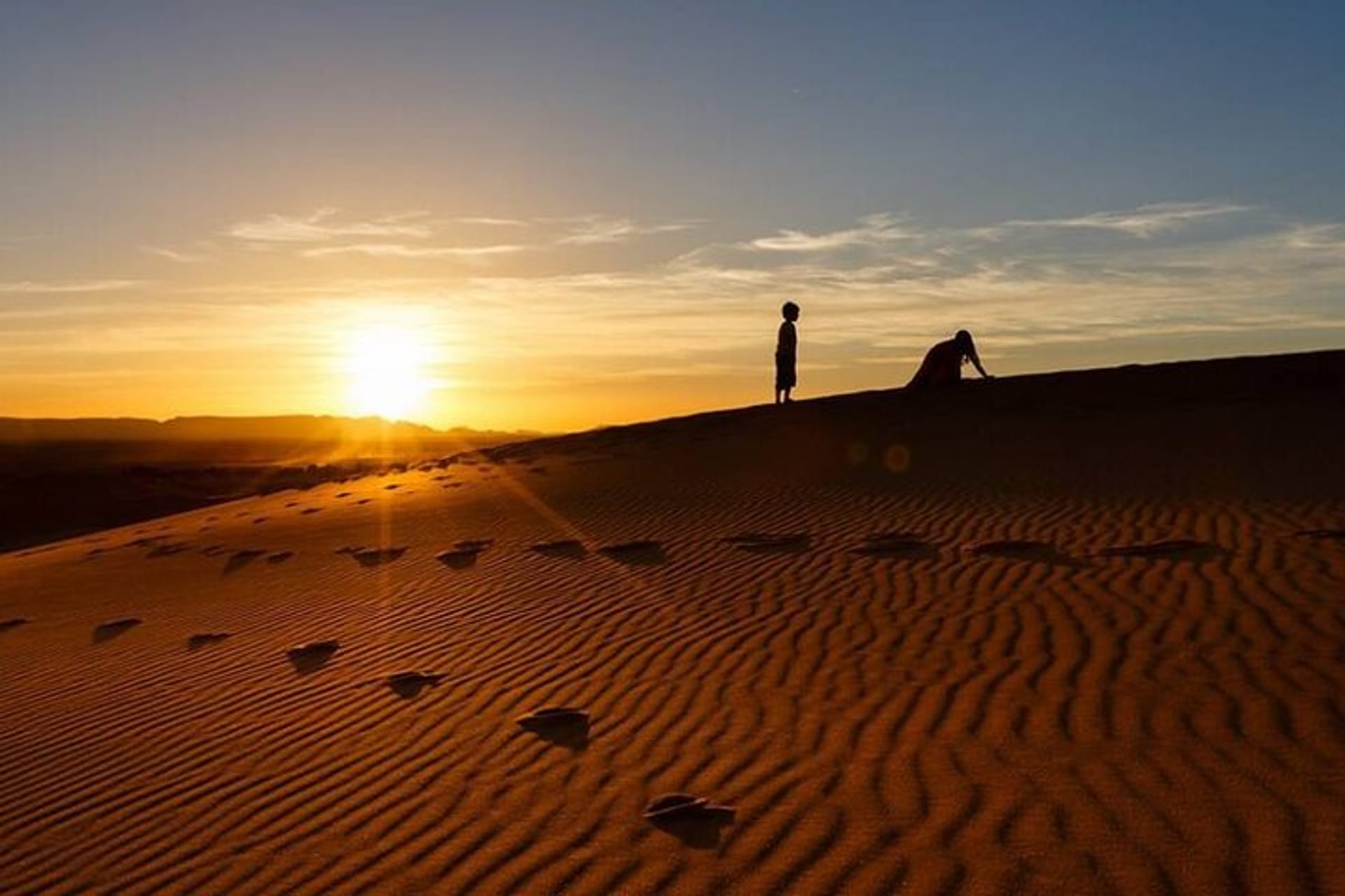 Ascension des dunes au lever du soleil Erg Chebbi Merzouga Sahara Maroc