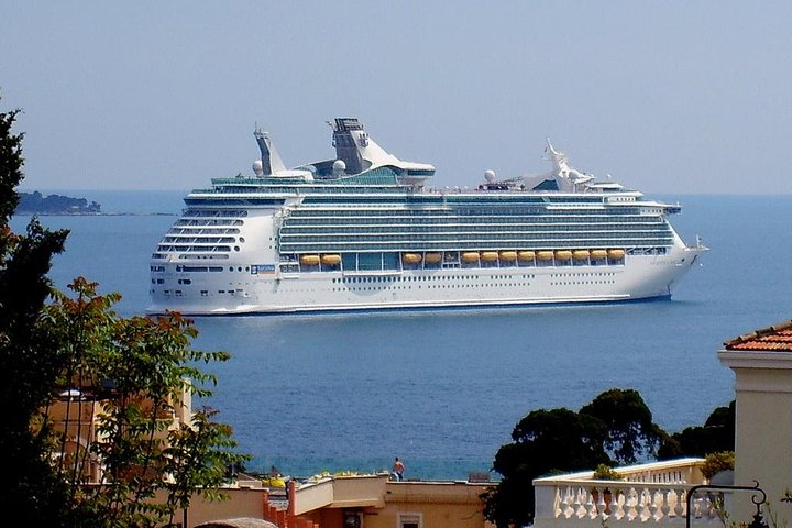 Cruise ship leaving the Monaco cruise terminal