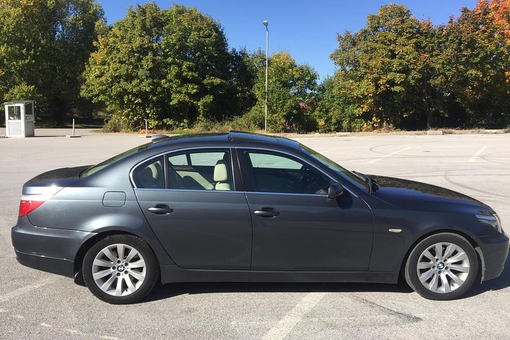 Transport with a luxrious and comfy car - Photo 1 of 5