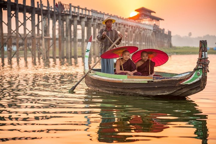 The novice in Taungthaman Lake