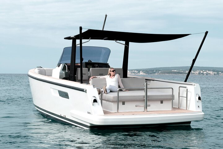 Enjoy the bluest waters in the world on board this amazing Deluxe boat. 36 feet Fjord for 10 passengers