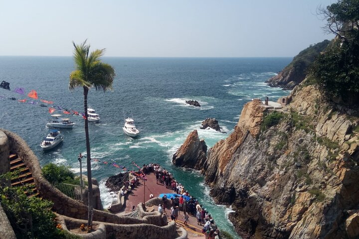 4Hr City Tour for Cruisers or Hotels Mural, Chapel & High Divers - Photo 1 of 11