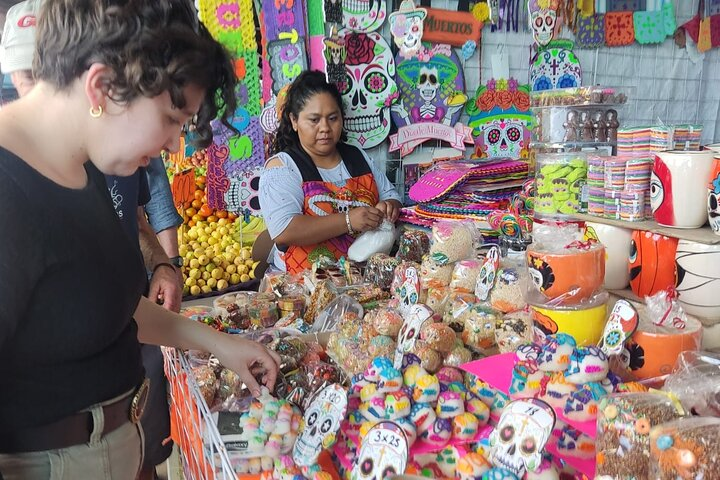 Build a Day of the Dead and Shopping Offering on the market. - Photo 1 of 25