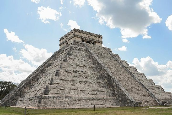 Amuse yourself with this archaeological site full of history Chichén Itzá considered one of 7 new wonders in the world.