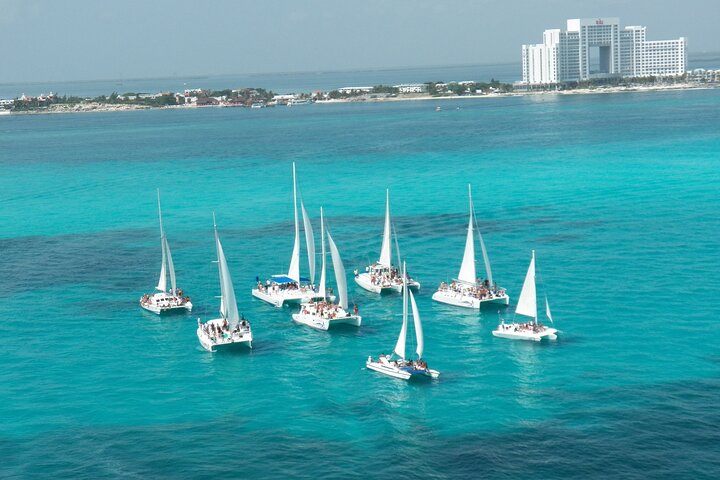 Catamaran to Isla Mujeres, snorkel and spinaker