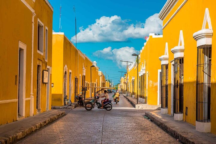 Marvel yourself with the beautiful yellow of the streets Izamal