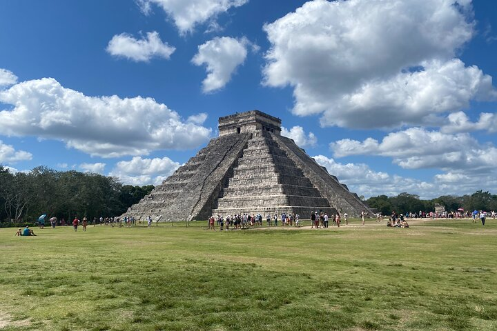 Chichén Itzá Tour + 2 cenotes included