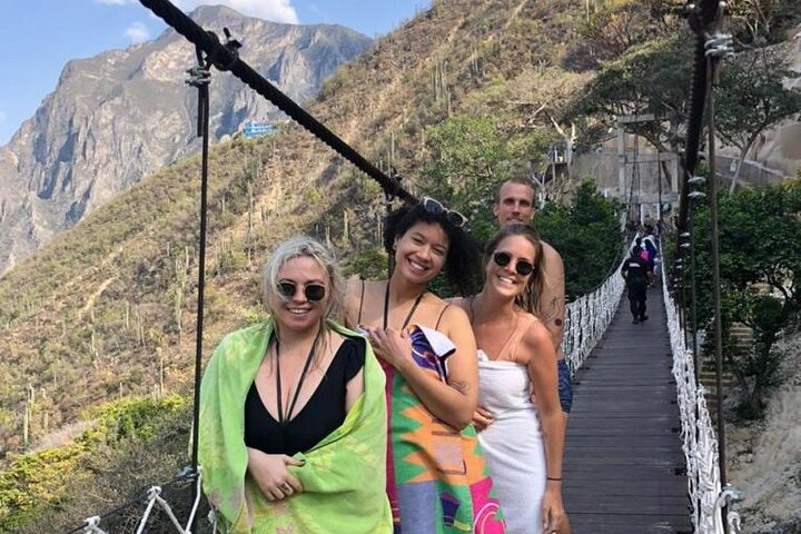 Have fun crossing the suspension bridge and visiting the attractions that the park has for you!